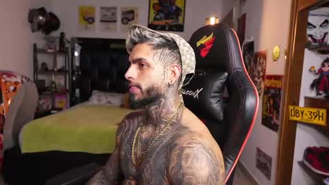 logan_hugh8 online show from May 20, 2026, 2:07 am