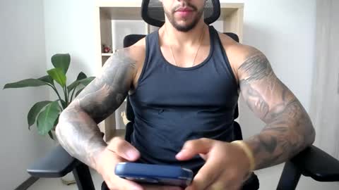 Snapshot of loganhod chatting on May 7, 2026, 10:37 pm Logan Wolfp online show from May 7, 2026, 10:37 pm