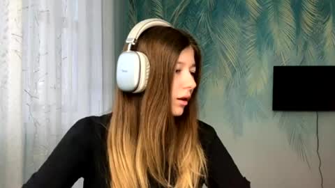 Snapshot of loisecromack chatting on March 29, 2026, 11:43 am Kate online show from March 29, 2026, 11:43 am