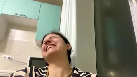 lola_aspis online show from November 6, 2025, 4:19 pm