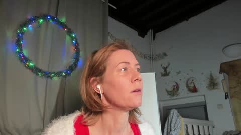 Snapshot of lola_belgium chatting on January 1, 2025, 2:42 pm lola_belgium online show from January 1, 2025, 2:42 pm