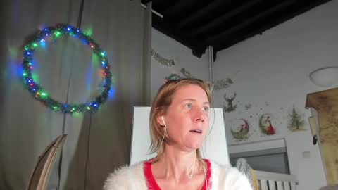 Snapshot of lola_belgium chatting on January 1, 2025, 8:58 pm lola_belgium online show from January 1, 2025, 8:58 pm