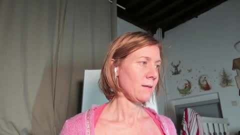 Snapshot of lola_belgium chatting on February 3, 2025, 8:35 pm lola_belgium online show from February 3, 2025, 8:35 pm