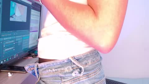 lolaandcamille online show from December 19, 2025, 1:23 am