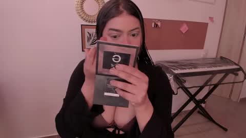 lolaasmith_21 online show from November 1, 2025, 9:06 pm