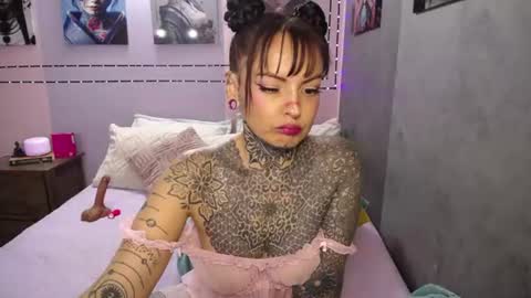 Lola online show from July 10, 2026, 9:06 pm