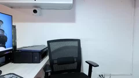 lolalola_12 online show from November 12, 2025, 11:58 pm