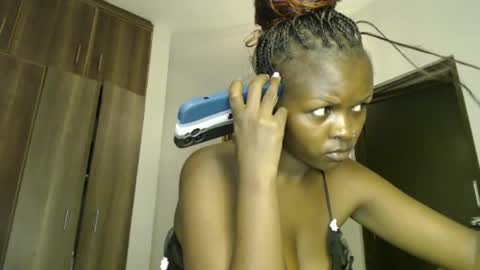 Snapshot of lolamia7 chatting on February 18, 2025, 3:43 pm lolamia7 online show from February 18, 2025, 3:43 pm