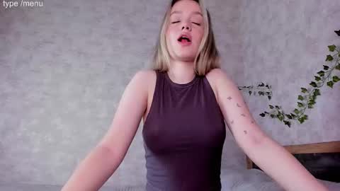 Mia online show from November 11, 2025, 4:34 am