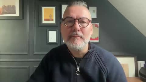 Snapshot of londongent2023 chatting on December 19, 2025, 9:16 am EnglishBear online show from December 19, 2025, 9:16 am