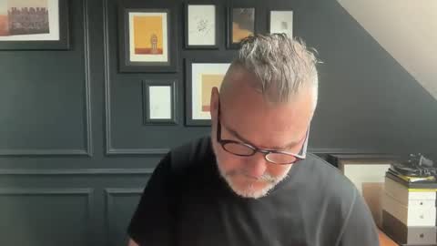 Snapshot of londongent2023 chatting on February 11, 2026, 10:09 am EnglishBear online show from February 11, 2026, 10:09 am