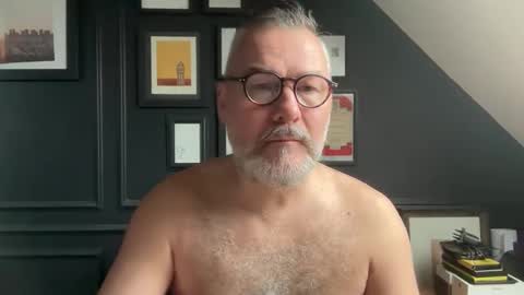 Snapshot of londongent2023 chatting on February 26, 2026, 9:19 am EnglishBear online show from February 26, 2026, 9:19 am