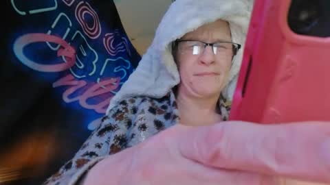 Snapshot of lononcashmere69 chatting on December 4, 2024, 2:42 am Londoncashmere69 online show from December 4, 2024, 2:42 am