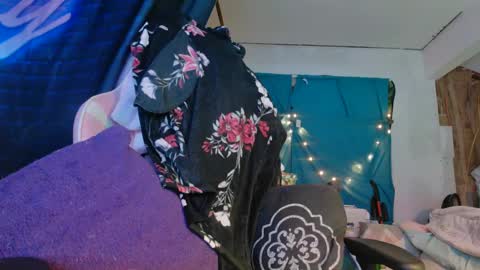 Snapshot of lononcashmere69 chatting on December 12, 2024, 1:10 am Londoncashmere69 online show from December 12, 2024, 1:10 am