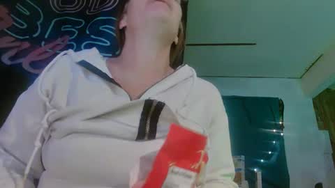 Snapshot of lononcashmere69 chatting on December 17, 2024, 2:12 am Londoncashmere69 online show from December 17, 2024, 2:12 am