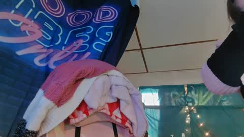 Snapshot of lononcashmere69 chatting on January 18, 2025, 2:23 pm Londoncashmere69 online show from January 18, 2025, 2:23 pm