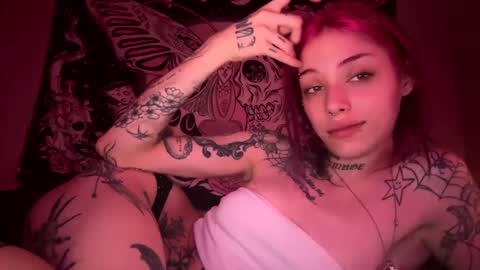 lookingforlona online show from October 5, 2025, 5:44 pm