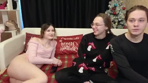 Snapshot of loossers chatting on January 2, 2025, 8:06 am Jean and Isa right couple Mark and Eva left couple online show from January 2, 2025, 8:06 am