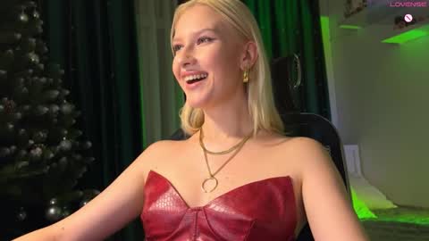 Snapshot of lora_hellyeah chatting on December 19, 2025, 2:24 pm Lora heil online show from December 19, 2025, 2:24 pm