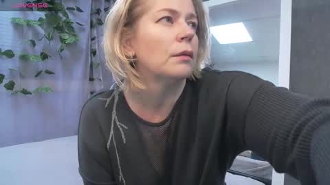 Snapshot of lorabigass chatting on December 5, 2025, 9:18 am Lora online show from December 5, 2025, 9:18 am