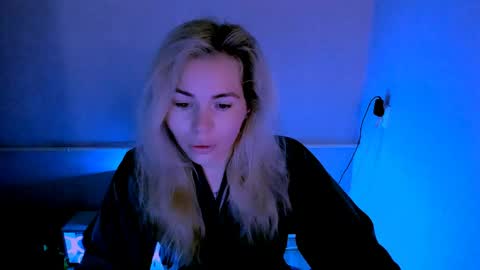Lora online show from May 11, 2026, 2:39 am