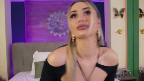 Lora online show from November 30, 2025, 7:40 pm