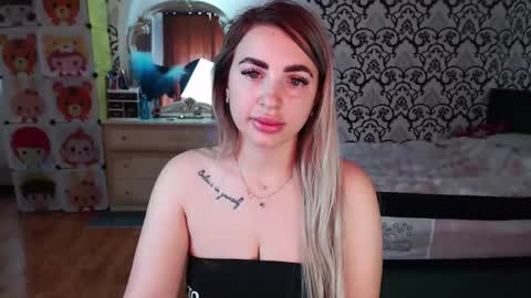 Queen LoraSinClare online show from May 25, 2026, 7:14 am