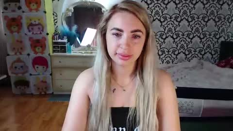 Queen LoraSinClare online show from June 2, 2026, 7:10 am