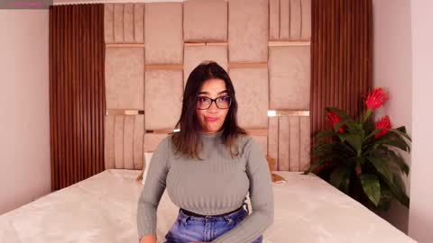  Lorein  online show from October 16, 2025, 8:21 pm