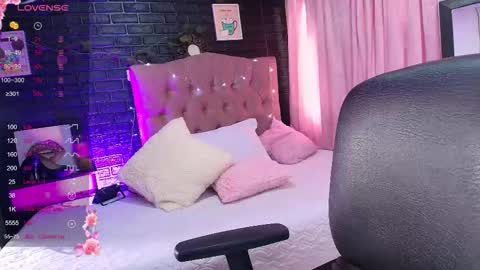 Loren online show from November 11, 2025, 7:58 pm