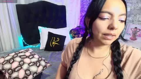 Snapshot of loren_44tits chatting on March 18, 2026, 10:13 pm Loren online show from March 18, 2026, 10:13 pm