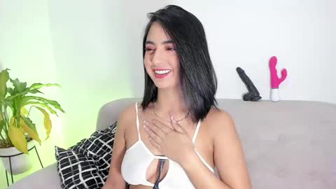 L O R E N online show from November 9, 2025, 1:20 pm