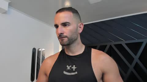  L O R E N Z O  Thumbs Up help  online show from January 22, 2025, 5:17 pm