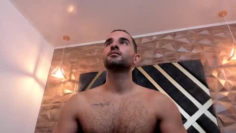  L O R E N Z O  Thumbs Up help  online show from March 4, 2025, 9:22 pm