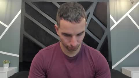  L O R E N Z O  Thumbs Up help  online show from September 9, 2025, 5:23 pm