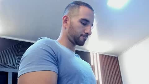  L O R E N Z O  Thumbs Up help  online show from September 18, 2025, 5:26 pm