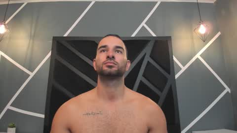  L O R E N Z O  Thumbs Up help  online show from October 4, 2025, 11:08 am