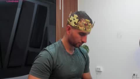  L O R E N Z O  Thumbs Up help  online show from November 1, 2025, 5:37 pm