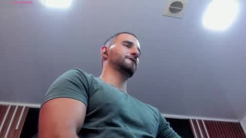  L O R E N Z O  Thumbs Up help  online show from November 6, 2025, 6:09 pm