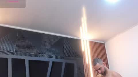  L O R E N Z O  Thumbs Up help  online show from November 22, 2025, 5:12 pm