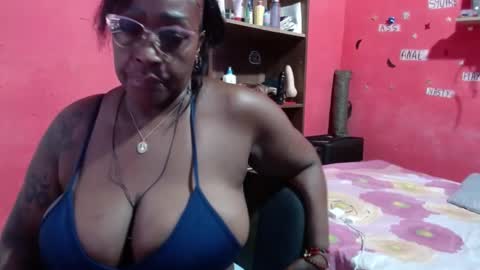 Snapshot of loretybighot chatting on September 12, 2025, 12:27 pm loretybighot online show from September 12, 2025, 12:27 pm