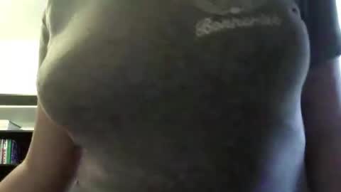 Snapshot of loudeguise chatting on May 3, 2026, 8:20 am Esma online show from May 3, 2026, 8:20 am