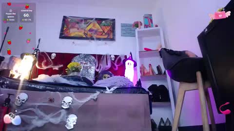 Snapshot of louise_nails chatting on October 21, 2025, 12:28 pm LouIse online show from October 21, 2025, 12:28 pm