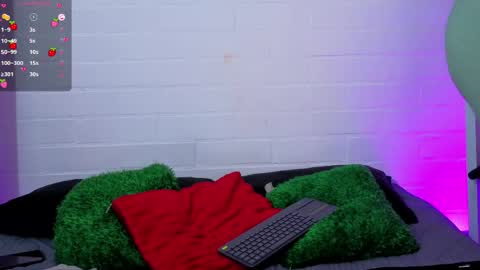 Snapshot of louise_nails chatting on May 1, 2026, 12:43 pm LouIse online show from May 1, 2026, 12:43 pm