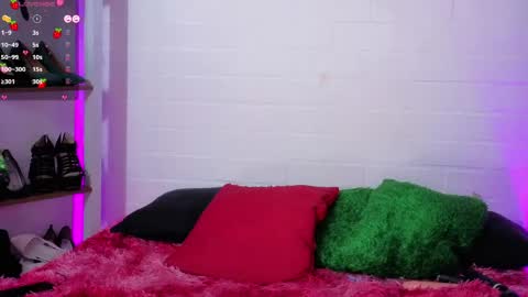 Snapshot of louise_nails chatting on May 7, 2026, 4:45 pm LouIse online show from May 7, 2026, 4:45 pm