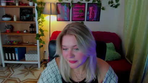 Snapshot of louisemous chatting on October 19, 2025, 10:16 am Loise online show from October 19, 2025, 10:16 am