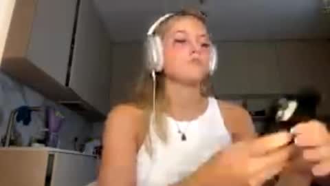 Snapshot of lourapimenta chatting on February 25, 2026, 12:26 pm Eliza online show from February 25, 2026, 12:26 pm