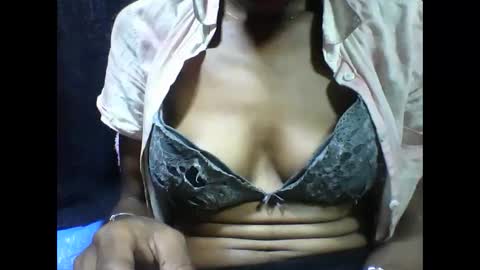 lovaelisa online show from November 7, 2025, 3:28 am