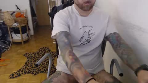 Snapshot of lovalova666 chatting on December 17, 2025, 9:04 am Guapito online show from December 17, 2025, 9:04 am