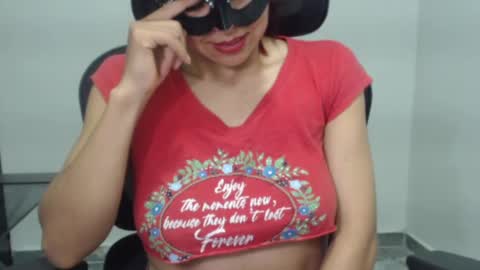Snapshot of love_gatubela chatting on February 22, 2025, 1:00 am Nina online show from February 22, 2025, 1:00 am